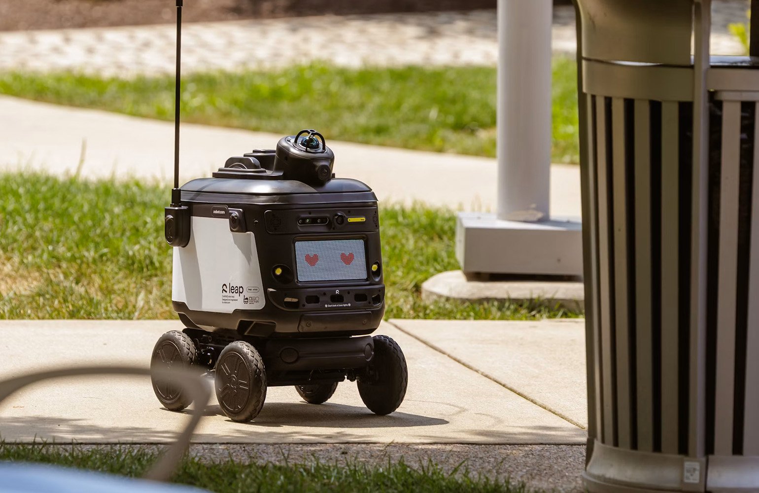Роботы на тротуарах: как Robot.com и Sodexo меняют доставку на кампусах