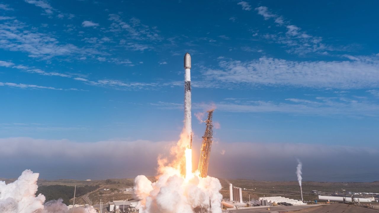 SpaceX успешно запустила 24 спутника Starlink: подробности и достижения